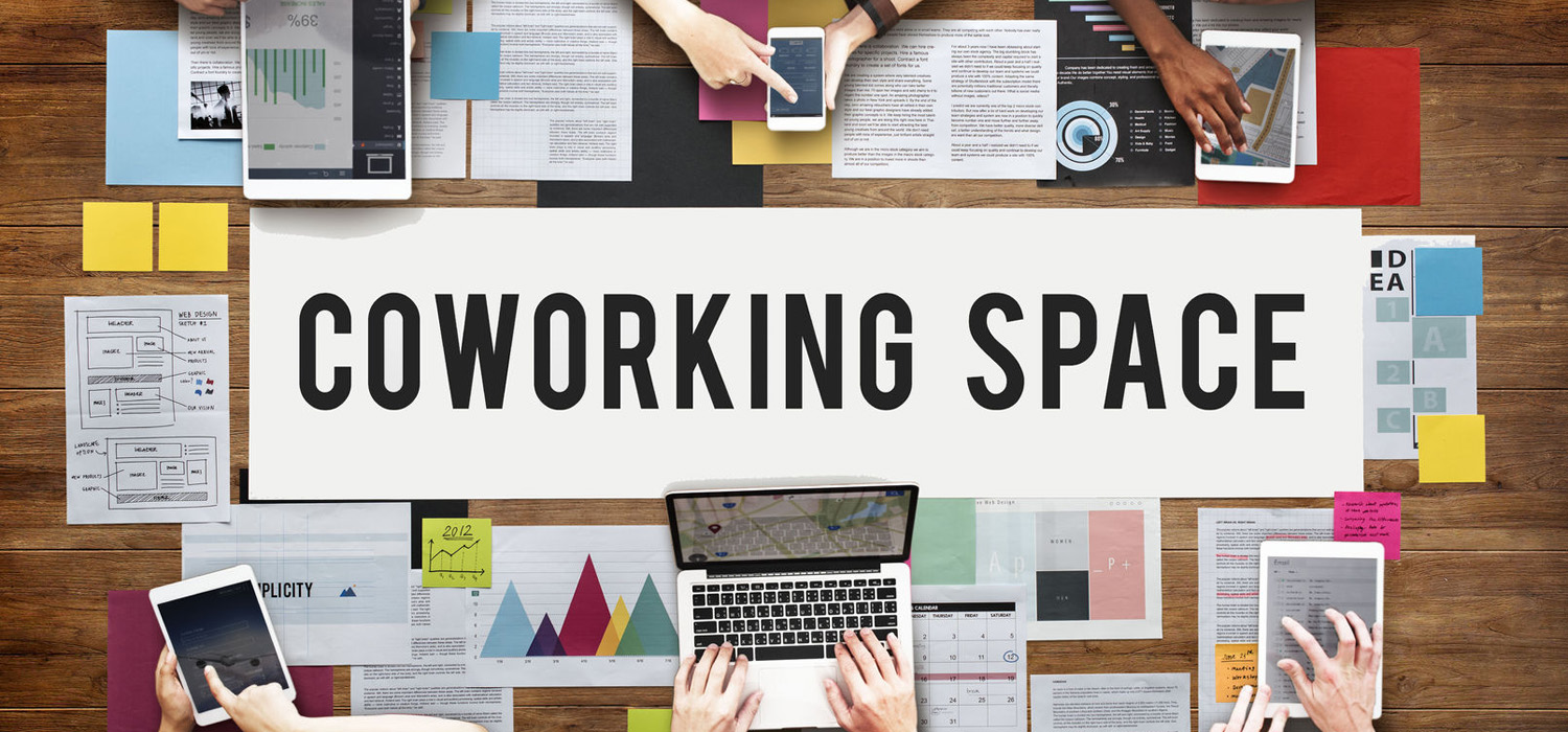Ufficio coworking con scritta Coworking space