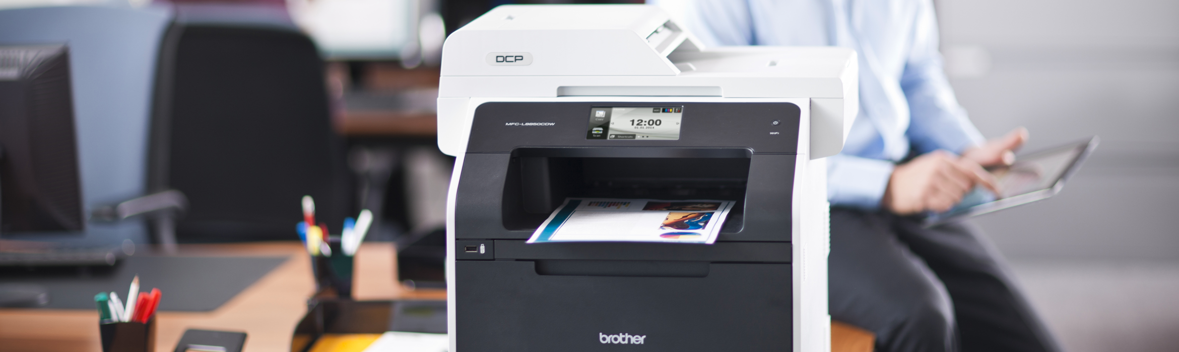 Multifunzione Brother DCP-L8450CDW su scrivania in ufficio