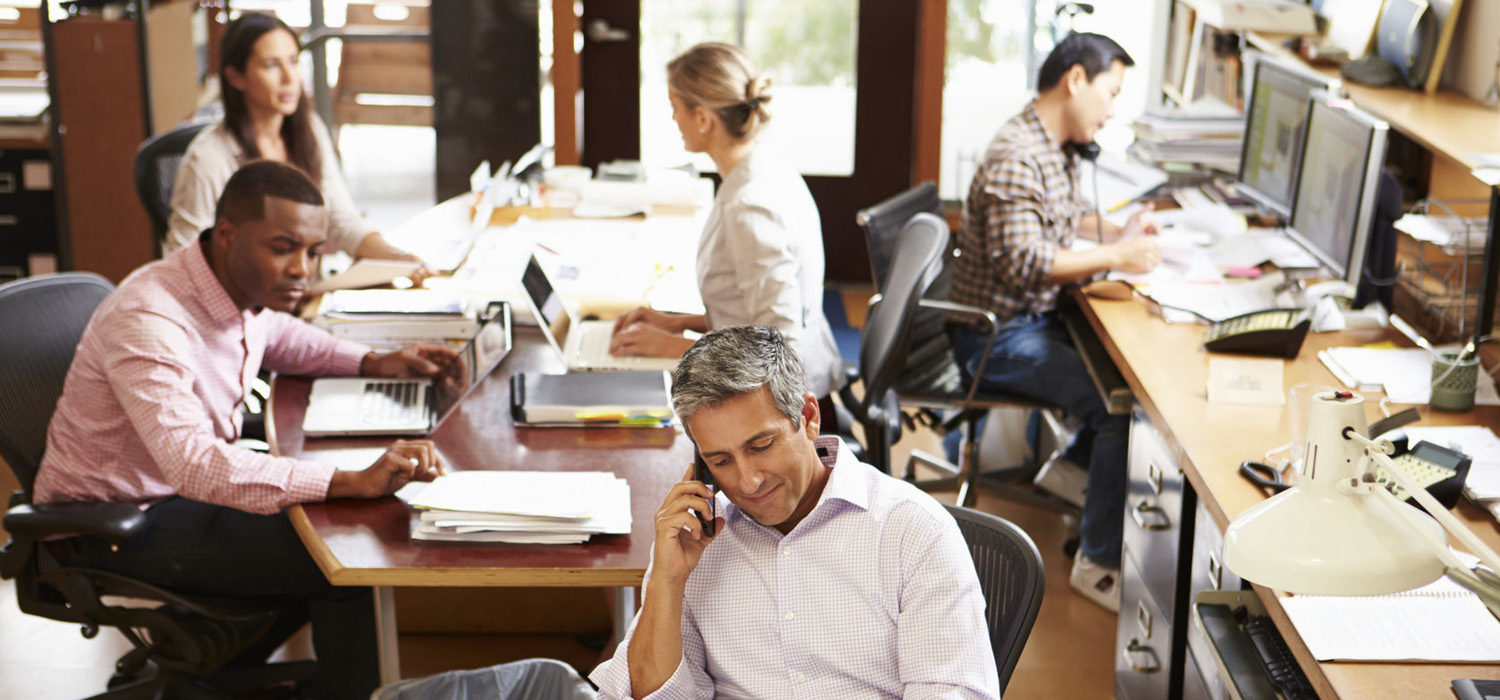 Impiegati al lavoro nel loro ufficio di tipo Small Office