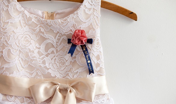 vestito da damigella con spilla personalizzata con fiocco blu e rosso