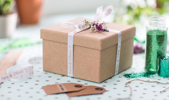confezione regalo blu con nastro blu e scritta oro con fiocco oro