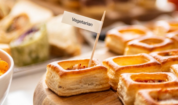 salatini di pasta sfoglia con etichetta alimentare su un tavolo buffet