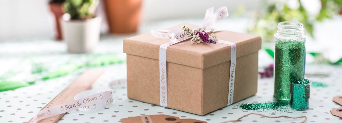 scatola regalo con nastro originale Brother bianco con scritta oro