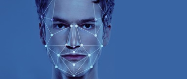 riconoscimento facciale di un volto di un giovane uomo 
