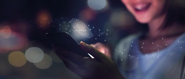 dettaglio di ragazza che guarda il suo smartphone