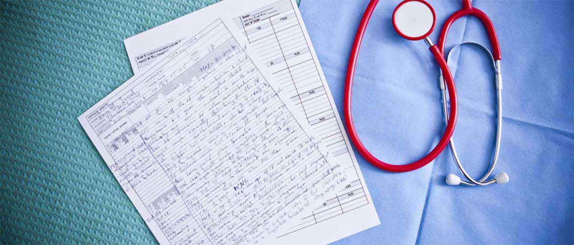 stetoscopio e cartelle cliniche