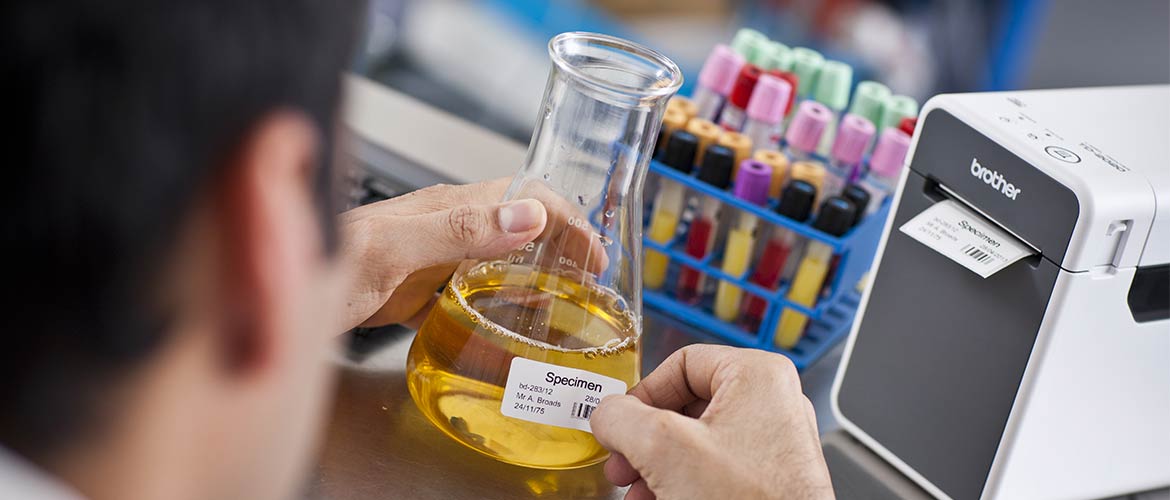 addetto di laboratorio stampa etichette per provette