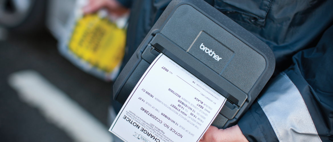 Vigile stampa una multa con stampante Brother RJ-4030