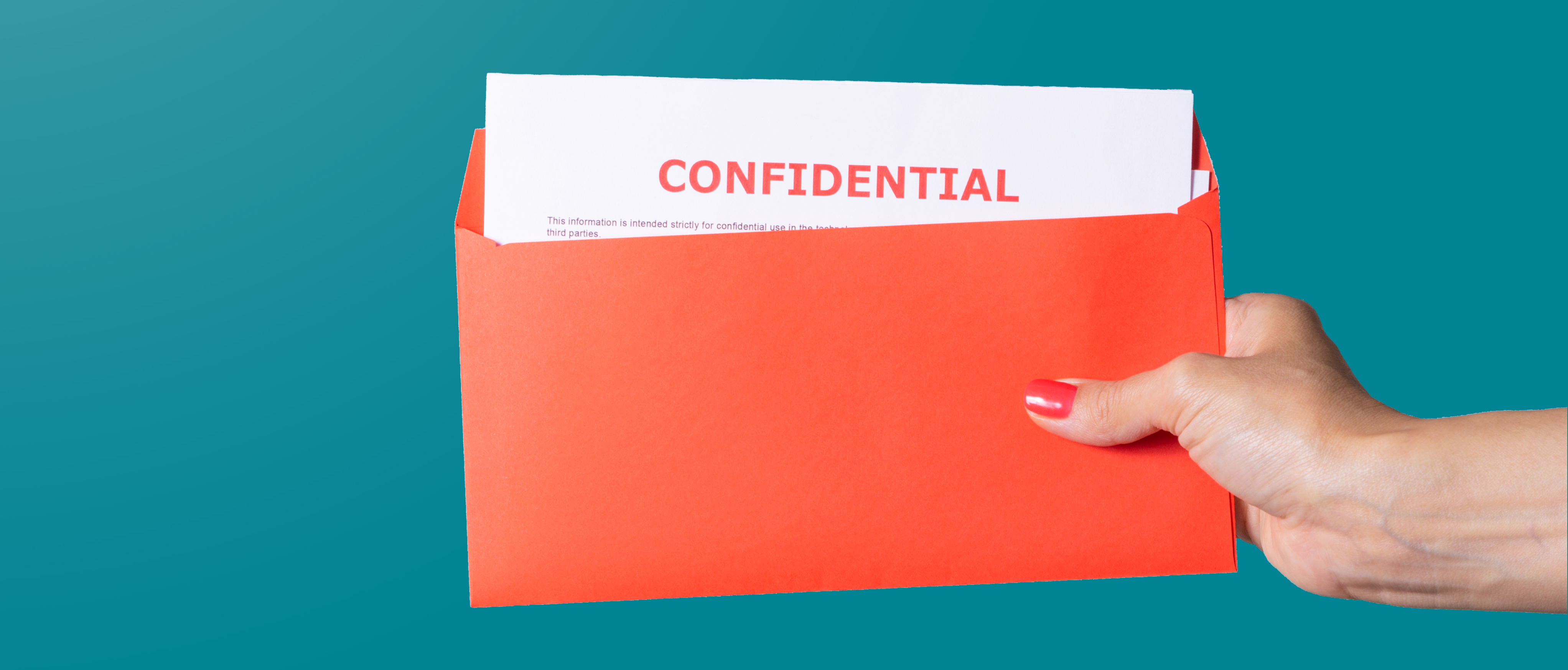 Mano di donna con busta arancione scritta confidential