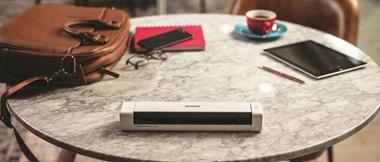 scanner Brother su un tavolo con accessori per lavorare