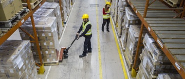 Magazzinieri spostano le merci in magazzino per l'inventario o la consegna