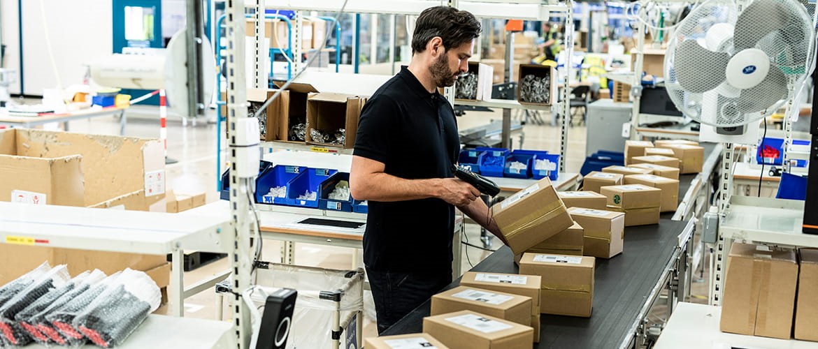 Vantaggi e svantaggi della preparazione manuale degli ordini in magazzino