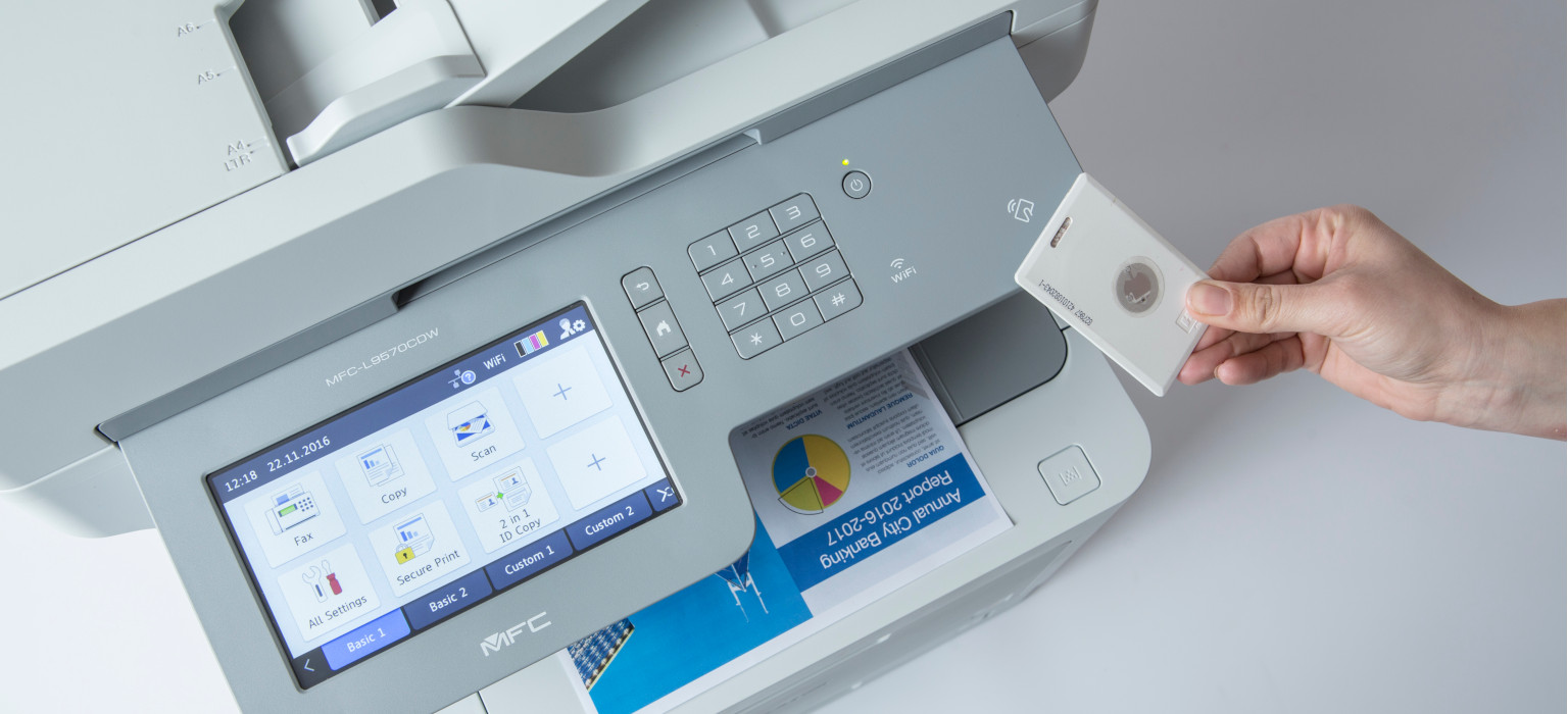 Dettaglio stampante multifunzione Brother MFC-L9570CDW con diisplay touchscreen e card NFC 