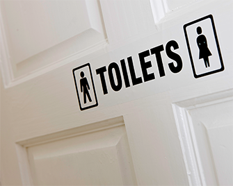 Porta di un bagno con etichetta "toilets"