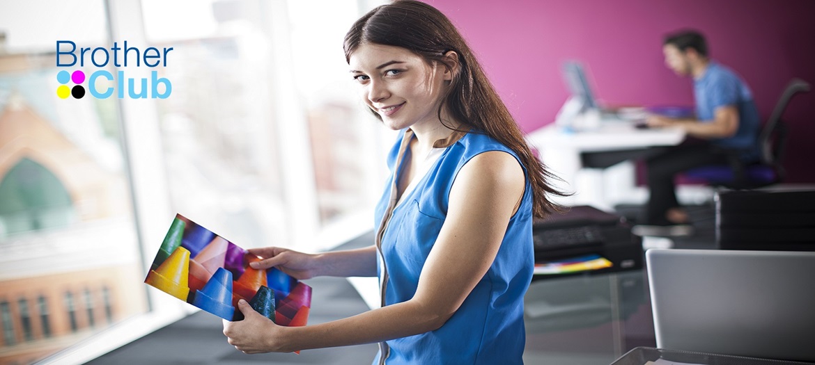 Ragazza con stampa da multifunzione inkjet Brother e logo servizio Brother Club
