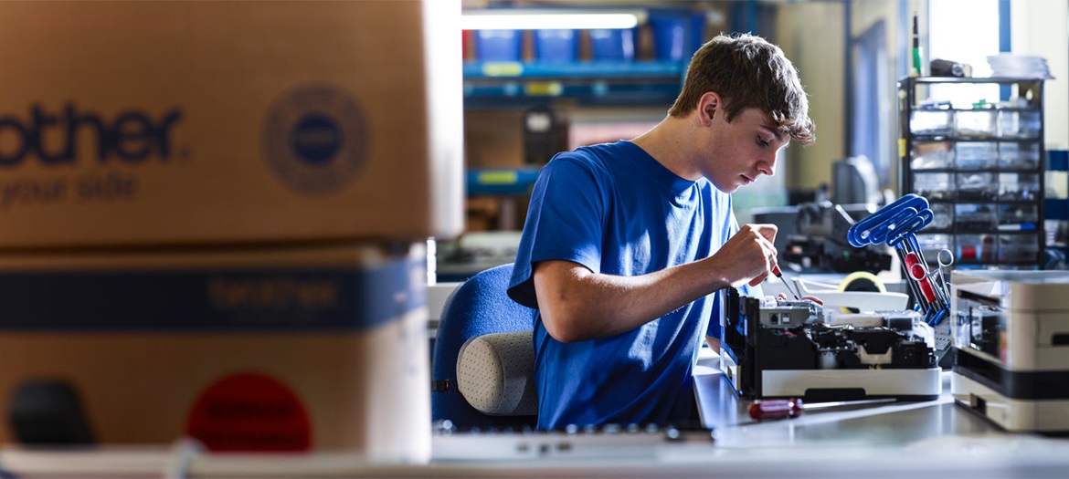 Impiegato Brother al lavoro su una stampante multifunzione