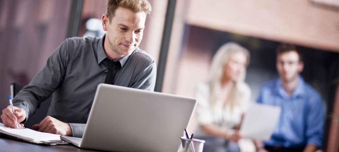 Giovani impiegati al lavoro su laptop in ufficio