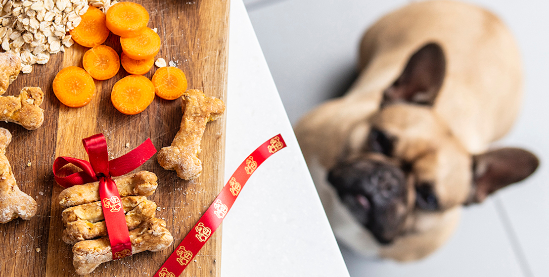 Tavolo con cibo per cani con nastro per etichette originale Brother