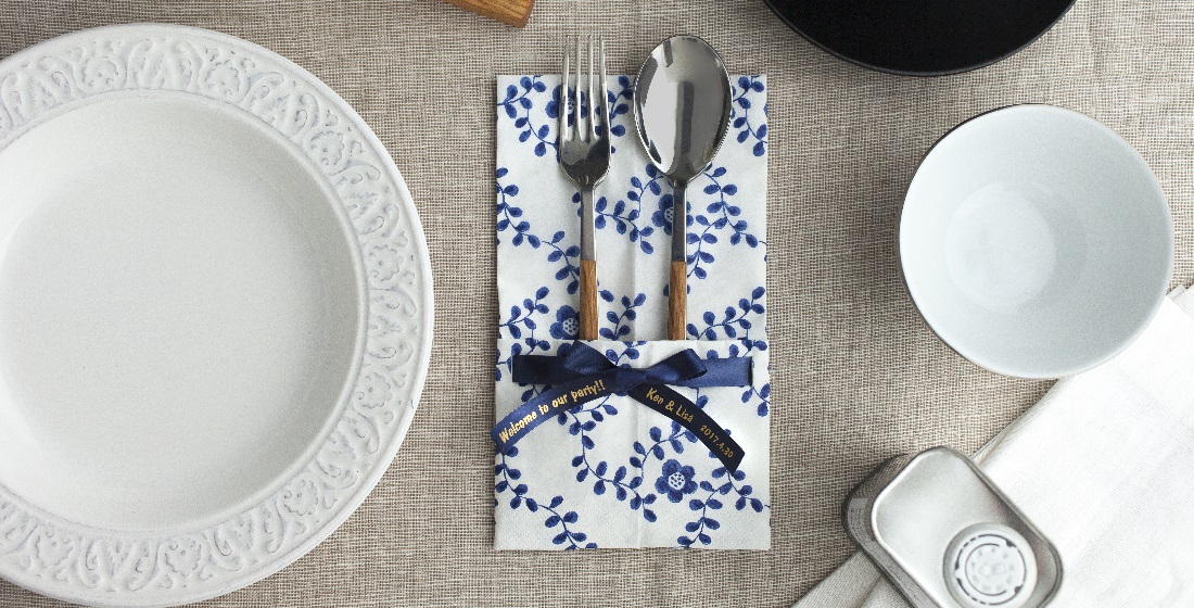 Nastro Brother TZERN34 oro su blu che decora le posate su una tovaglia