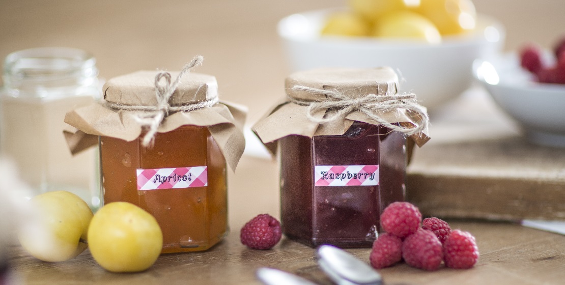 vasetti di marmellata etichettate con nastro con motivo a quadretti rosso Brother 