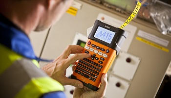 Elettricista al lavoro con etichettatrice Brother PT-E300