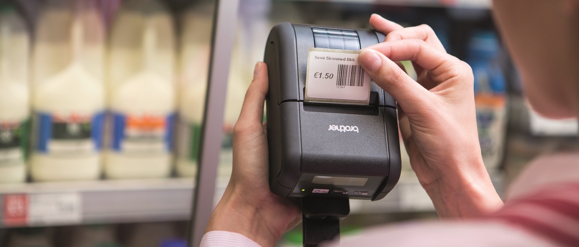 Etichetta con prezzo stampata da impiegata in supermercato con stampante di etichette Brother RJ2150
