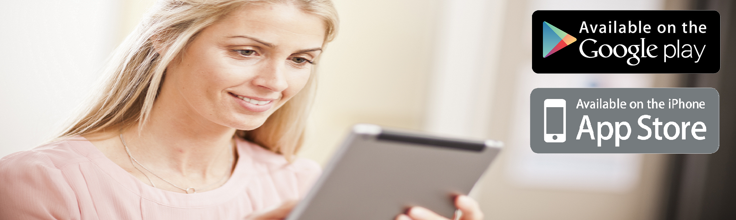 Ragazza con tablet con loghi Google Play e Apple Store