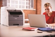 Impiegata invia stampa da laptop alla stampante multifunzione LED a colori Brother DCP9020CDW