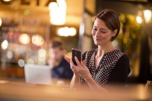 ragazza stampa da app tramite iphone