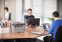 Stampante multifunzione laser Brother su scrivania in ufficio